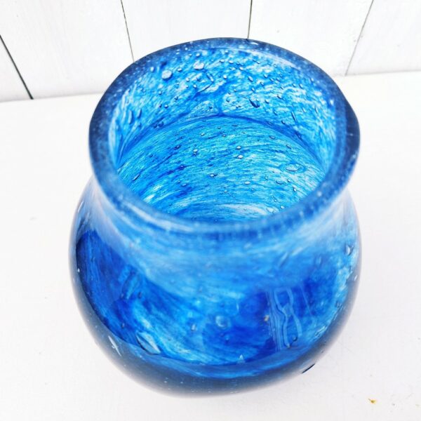 Vase en verre soufflé de la verrerie de Biot. Les bulles dans le verre sont typiques de cette manufacture. De couleur bleue turquoise . le tampon sur le dessous. Très bon état. Hauteur : 17 cm Diamètre col : 9 cm