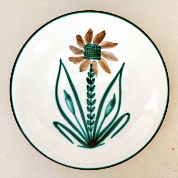 Assiette plate en céramique de Vallauris signé Robert Picault. Datant des années 60. Quelques petits défaut de cuisson. Excellent état Diamètre : 24 cm