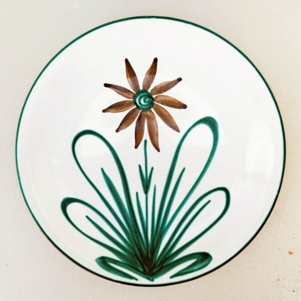 Assiette plate en céramique de Vallauris signé Robert Picault. Datant des années 60. Quelques petits défaut de cuisson. Excellent état Diamètre : 24 cm