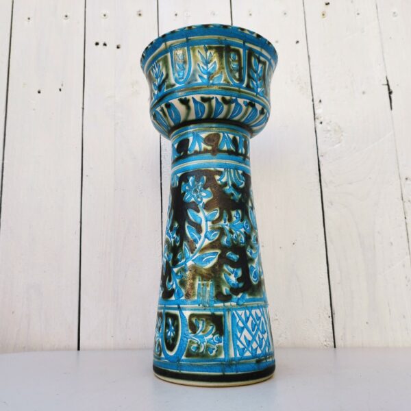 Vase ou Bougeoir en céramique de Kéraluc à Quimper, par Paul Yvain. Dans les tons de bleus. Signée sur le dessous. Très bon état. Hauteur max : 28 cm Diamètre col : 13 cm
