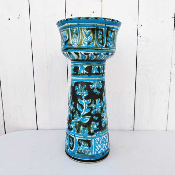 Vase ou Bougeoir en céramique de Kéraluc à Quimper, par Paul Yvain. Dans les tons de bleus. Signée sur le dessous. Très bon état. Hauteur max : 28 cm Diamètre col : 13 cm