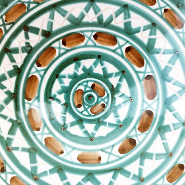 Dessous de plat  en céramique de Vallauris signé Robert Picault. Datant des années 60. Excellent état Diamètre : 26 cm Hauteur : 4 cm