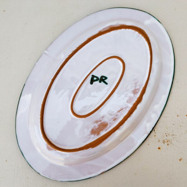 Plat de service ovale en céramique de Vallauris signé Robert Picault. Datant des années 60. Excellent état Dimensions : 36 x 25 cm
