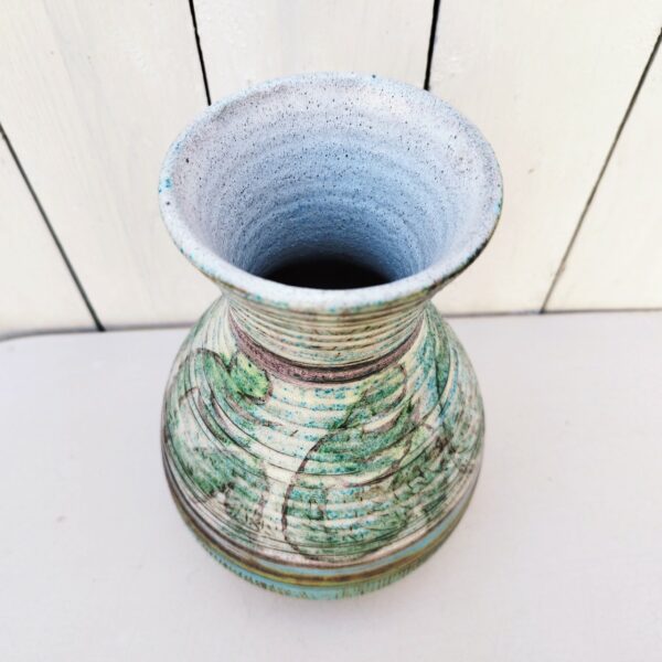  Vase ventru en céramique bleu-vert turquoise, signé Accolay. Décor de personnages Excellent état. Hauteur : 22,5 cm