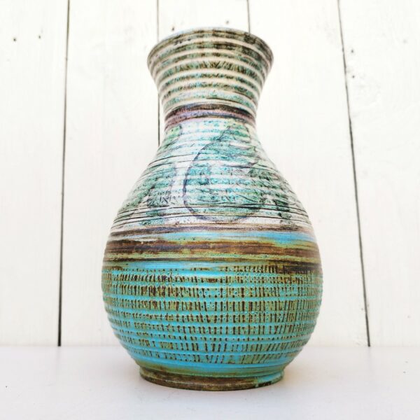  Vase ventru en céramique bleu-vert turquoise, signé Accolay. Décor de personnages Excellent état. Hauteur : 22,5 cm