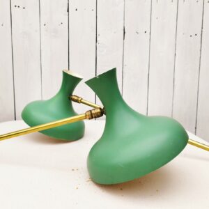 Paire d'appliques amovibles ERP, Ritzen et Penners, forme diabolo, en tôle peinte de couleur verte  et bras en laiton. Abat-jour orientable. Traces d'usage, petites rayures et petit chocs sans gravité. Bon état général. Longueur : 67 cm Diamètre abat-jour : 17 cm