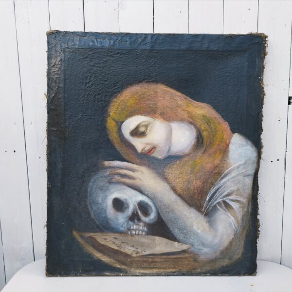 Huile sur toile vanité mémento Mori , début XIXe, représentant une femme penchée au dessus d'un crâne, le caressant en lisant un manuscrit en premier plan. Toile distendue, des craquelures, des manques de peinture, usée et effilochée sur le contour, châssis en bois. Clous d'origine. Dans son jus. Dimensions : 58 x 66 cm