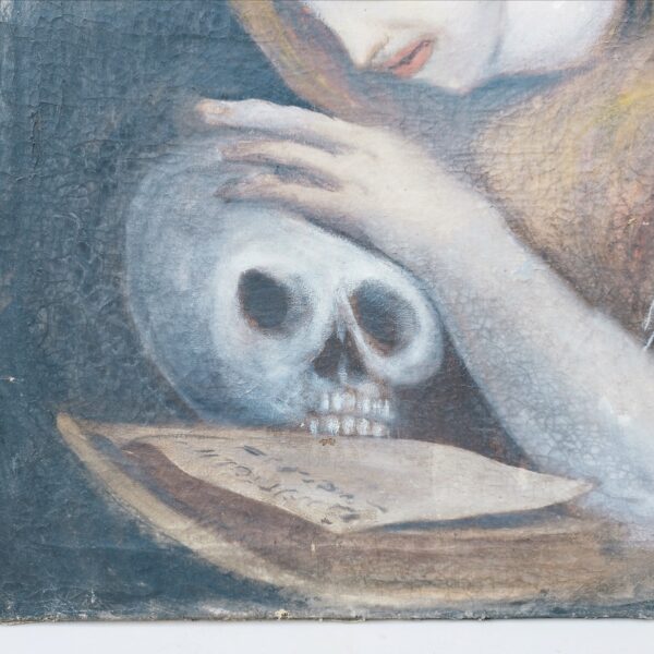 Huile sur toile vanité mémento Mori , début XIXe, représentant une femme penchée au dessus d'un crâne, le caressant en lisant un manuscrit en premier plan. Toile distendue, des craquelures, des manques de peinture, usée et effilochée sur le contour, châssis en bois. Clous d'origine. Dans son jus. Dimensions : 58 x 66 cm