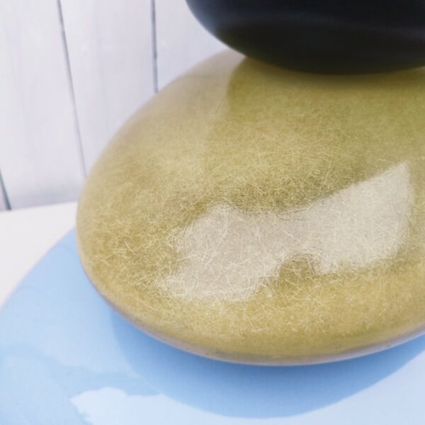 Très grande et élégante lampe en galets de céramique et un galet en fibre de verre par François Chatain. Dans les tons de verts et bleu. Douille montée sur rotule permettant de diriger l'ampoule. Excellent état Hauteur avec douille : 58 cm Dimensions de la base : 45 x 37 cm