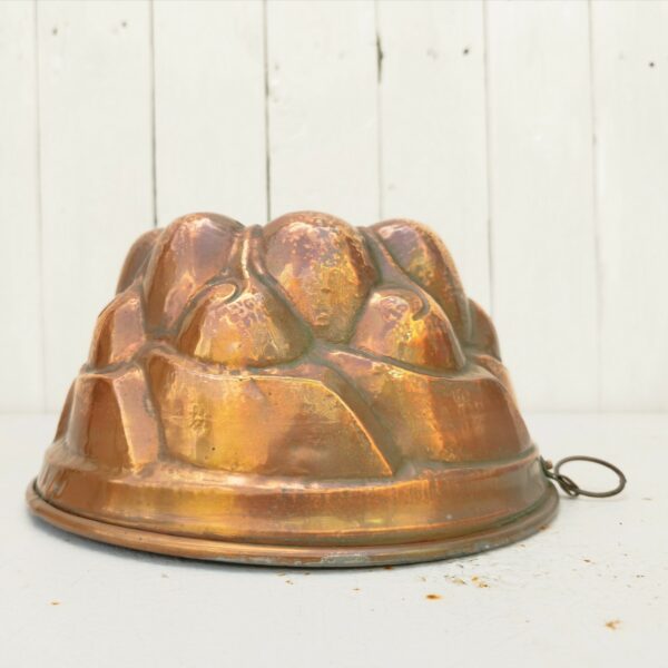 Ancien moule à gâteaux en cuivre étamé, époque XIXeme. Belle brillance du cuivre.  bon état. Hauteur : 13 cm Diamètre : 23 cm