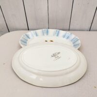 Ravier en faïence de Sarreguemines, modèle Claude. Décor de bouquet en leur centre. Très bon état. Longueur : 21,5 cm