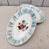 Ravier en faïence de Sarreguemines, modèle Claude. Décor de bouquet en leur centre. Très bon état. Longueur : 21,5 cm