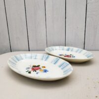 Ravier en faïence de Sarreguemines, modèle Claude. Décor de bouquet en leur centre. Très bon état. Longueur : 21,5 cm
