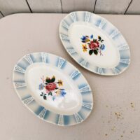 Ravier en faïence de Sarreguemines, modèle Claude. Décor de bouquet en leur centre. Très bon état. Longueur : 21,5 cm