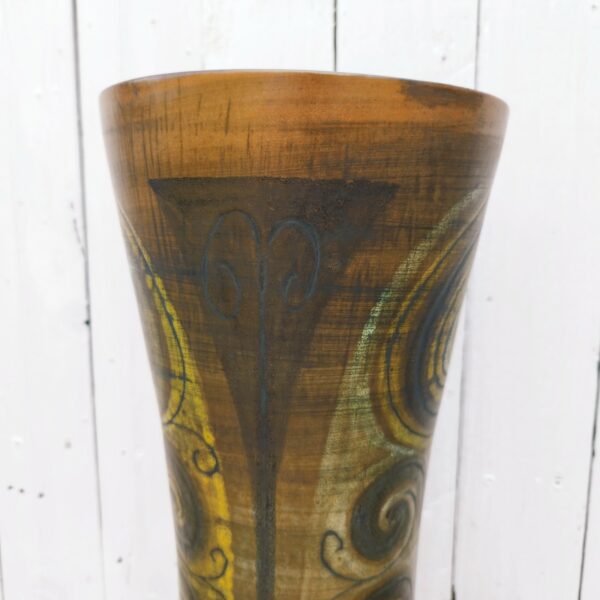 Immense vase en céramique à décor abstrait , signé Jean de Lespinasse sur le dessous.  Sa taille impressionnante laisse à penser qu'il doit être posé au sol. Excellent état. Hauteur : 67 cm Diamètre : 18 cm