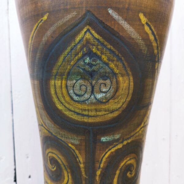 Immense vase en céramique à décor abstrait , signé Jean de Lespinasse sur le dessous.  Sa taille impressionnante laisse à penser qu'il doit être posé au sol. Excellent état. Hauteur : 67 cm Diamètre : 18 cm