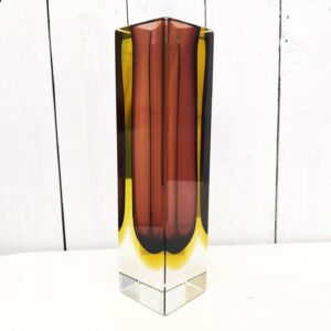 Vase en verre épais de Murano, sommerso par Flavio poli. De forme rectangulaire et étroit. Bi-colore jaune et lie de vin. Signé sur le dessous à la pointe. Petites traces d'usage. Très bon état. Hauteur : 25 cm