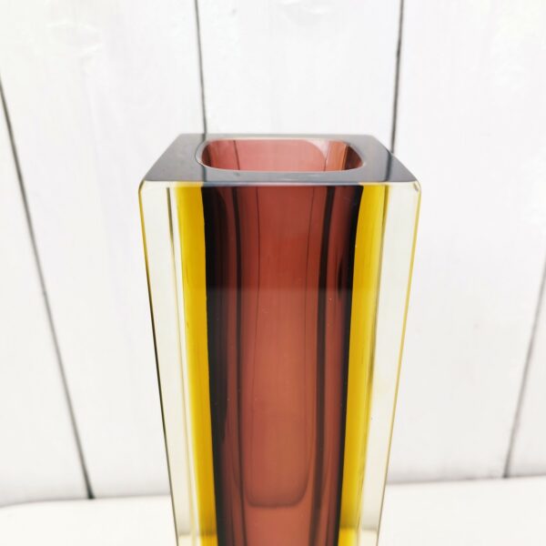 Vase en verre épais de Murano, sommerso par Flavio poli. De forme rectangulaire et étroit. Bi-colore jaune et lie de vin. Signé sur le dessous à la pointe. Petites traces d'usage. Très bon état. Hauteur : 25 cm