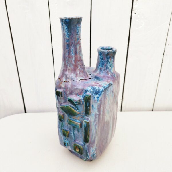Vase soliflore à double cols par Yves et Suzanne rybczyncki, décor géométrique à relief. Un col à été cassé et recollé. Etat d'usage. Hauteur : 26,5 cm Dimensions : 10 x 9,5 cm