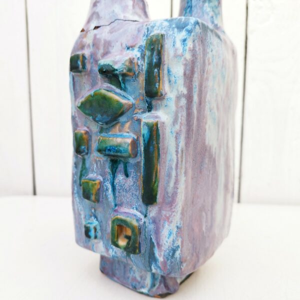 Vase soliflore à double cols par Yves et Suzanne rybczyncki, décor géométrique à relief. Un col à été cassé et recollé. Etat d'usage. Hauteur : 26,5 cm Dimensions : 10 x 9,5 cm