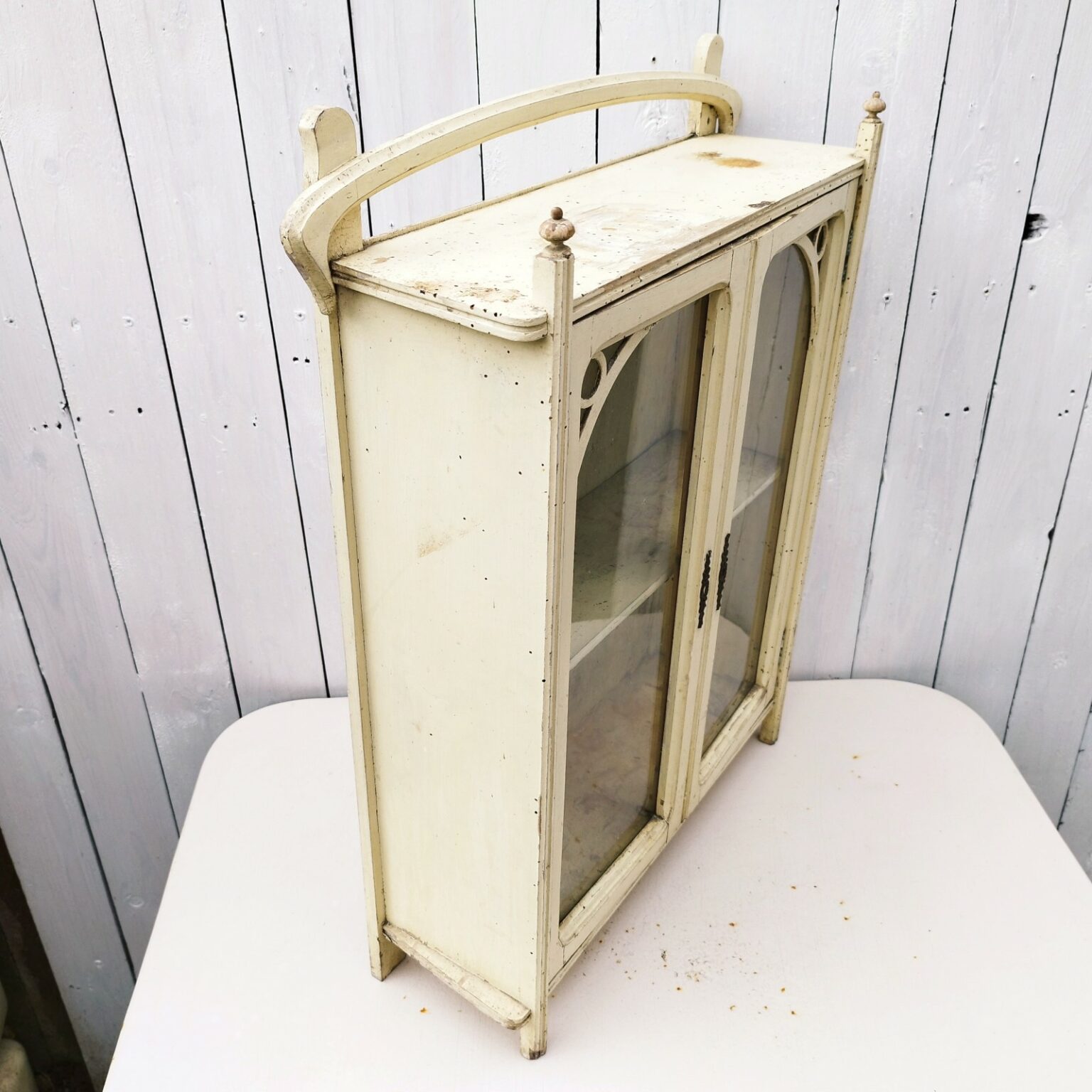 Vitrine murale contemporaine en faux bois avec porte en verre en gris