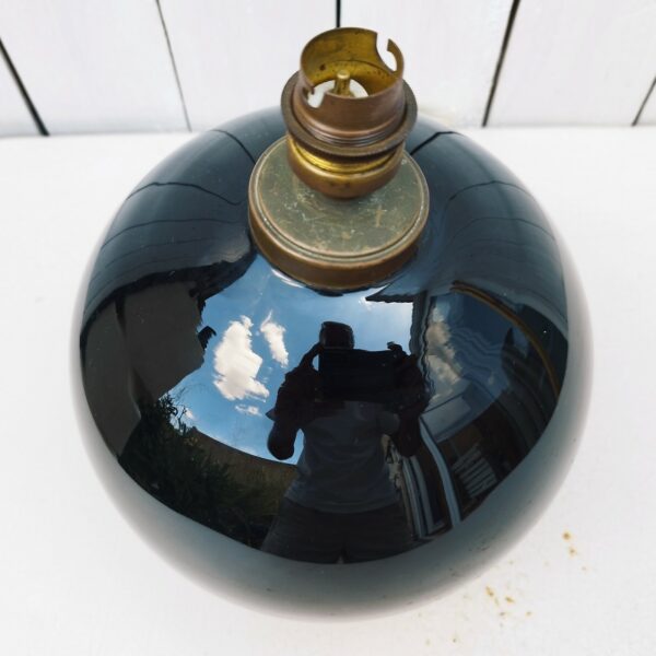 Pied de  lampe boule en opaline noire datant des années 60, attribuée à Jacques Adnet. Electrification d'origine Très bon état Hauteur avec douille :  23,5 cm