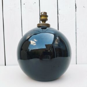 Pied de  lampe boule en opaline noire datant des années 60, attribuée à Jacques Adnet. Electrification d'origine Très bon état Hauteur avec douille :  23,5 cm