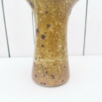 Vase calice en grès pyrité par Alain blanchard. Col dans les tons bleux . signé en creux sur le dessous. Petits défauts de cuisson au col sans gravité. Très bon état. Hauteur : 21,5 cm