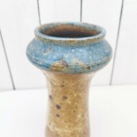 Vase calice en grès pyrité par Alain blanchard. Col dans les tons bleux . signé en creux sur le dessous. Petits défauts de cuisson au col sans gravité. Très bon état. Hauteur : 21,5 cm
