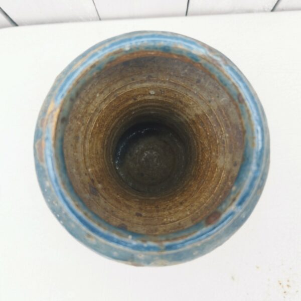 Vase calice en grès pyrité par Alain blanchard. Col dans les tons bleux . signé en creux sur le dessous. Petits défauts de cuisson au col sans gravité. Très bon état. Hauteur : 21,5 cm