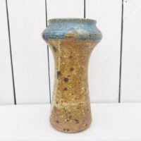 Vase calice en grès pyrité par Alain blanchard. Col dans les tons bleux . signé en creux sur le dessous. Petits défauts de cuisson au col sans gravité. Très bon état. Hauteur : 21,5 cm