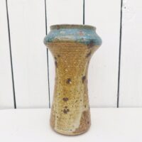 Vase calice en grès pyrité par Alain blanchard. Col dans les tons bleux . signé en creux sur le dessous. Petits défauts de cuisson au col sans gravité. Très bon état. Hauteur : 21,5 cm