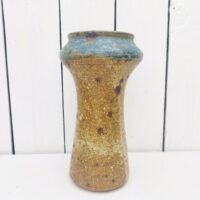 Vase calice en grès pyrité par Alain blanchard. Col dans les tons bleux . signé en creux sur le dessous. Petits défauts de cuisson au col sans gravité. Très bon état. Hauteur : 21,5 cm