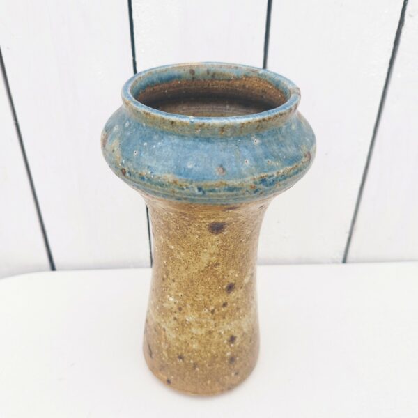 Vase calice en grès pyrité par Alain blanchard. Col dans les tons bleux . signé en creux sur le dessous. Petits défauts de cuisson au col sans gravité. Très bon état. Hauteur : 21,5 cm