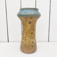 Vase calice en grès pyrité par Alain blanchard. Col dans les tons bleux . signé en creux sur le dessous. Petits défauts de cuisson au col sans gravité. Très bon état. Hauteur : 21,5 cm