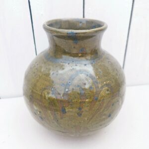 Vase ventru en grès émaillé, à décor de feuille sur les flancs, par Morvan. Signé en creux sur le dessous. Excellent état. Hauteur : 18