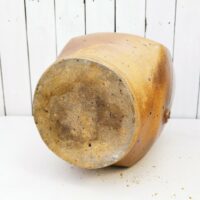Grand vinaigrier en grès pyrité par Pierre Digan à la Borne. Datant des années 60. Possède son couvercle ainsi que le robinet en bui. Signé sur une anse. Excellent état. Hauteur totale: 41 cm Dimensions cuve : 23  x 19 x 35 cm