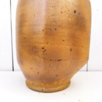 Grand vinaigrier en grès pyrité par Pierre Digan à la Borne. Datant des années 60. Possède son couvercle ainsi que le robinet en bui. Signé sur une anse. Excellent état. Hauteur totale: 41 cm Dimensions cuve : 23  x 19 x 35 cm