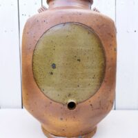 Grand vinaigrier en grès pyrité par Pierre Digan à la Borne. Datant des années 60. Possède son couvercle ainsi que le robinet en bui. Signé sur une anse. Excellent état. Hauteur totale: 41 cm Dimensions cuve : 23  x 19 x 35 cm