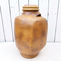 Grand vinaigrier en grès pyrité par Pierre Digan à la Borne. Datant des années 60. Possède son couvercle ainsi que le robinet en bui. Signé sur une anse. Excellent état. Hauteur totale: 41 cm Dimensions cuve : 23  x 19 x 35 cm