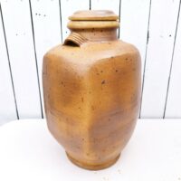 Grand vinaigrier en grès pyrité par Pierre Digan à la Borne. Datant des années 60. Possède son couvercle ainsi que le robinet en bui. Signé sur une anse. Excellent état. Hauteur totale: 41 cm Dimensions cuve : 23  x 19 x 35 cm