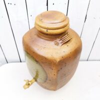 Grand vinaigrier en grès pyrité par Pierre Digan à la Borne. Datant des années 60. Possède son couvercle ainsi que le robinet en bui. Signé sur une anse. Excellent état. Hauteur totale: 41 cm Dimensions cuve : 23  x 19 x 35 cm