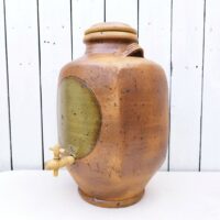 Grand vinaigrier en grès pyrité par Pierre Digan à la Borne. Datant des années 60. Possède son couvercle ainsi que le robinet en bui. Signé sur une anse. Excellent état. Hauteur totale: 41 cm Dimensions cuve : 23  x 19 x 35 cm