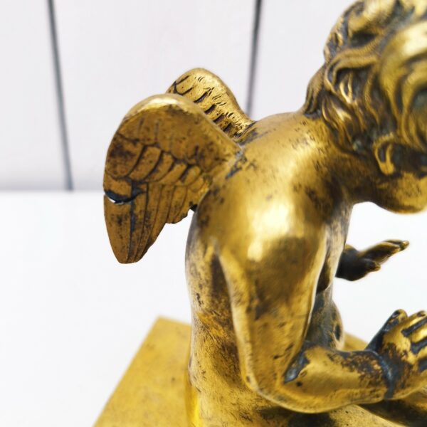 Paire d'angelots en bronze doré fin XVIIIéme début XIXéme, montés en serre livre. Un des socles n'est plus solidaire de l'angelot mais cela tien quand même quand on pose l'angelot dessus. Un bout d'une aile fissuré, patine d'origine. Bon état général. Hauteur : 11,5 cm