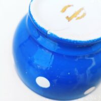 Série de 3 bols anciens datant des années 50, en faïence,  à décor de fleur bleues. Traces d'usage à l'intérieur. Très bon état Diamètre : 9,3 cm Hauteur  : 5 cm