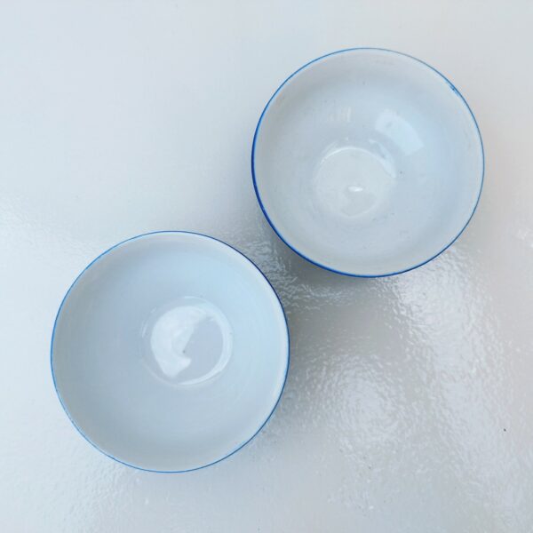 Série de 3 bols anciens datant des années 50, en faïence,  à décor de fleur bleues. Traces d'usage à l'intérieur. Très bon état Diamètre : 9,3 cm Hauteur  : 5 cm