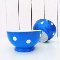 Série de 3 bols anciens datant des années 50, en faïence,  à décor de fleur bleues. Traces d'usage à l'intérieur. Très bon état Diamètre : 9,3 cm Hauteur  : 5 cm