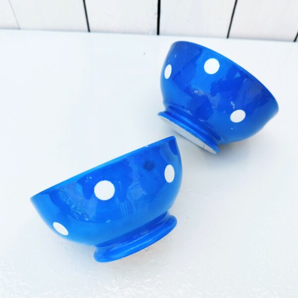 Série de 3 bols anciens datant des années 50, en faïence,  à décor de fleur bleues. Traces d'usage à l'intérieur. Très bon état Diamètre : 9,3 cm Hauteur  : 5 cm