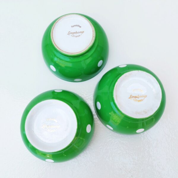Anciens bols verts à pois blancs datant des années 50, en faïence de Longchamp. Traces d'usage à l'intérieur. Très bon état Diamètre  : 11,5 cm Hauteur  : 6,3 cm