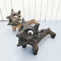 Paire de chenets en fonte, représentant  des renards.  Modèle suédois par Olle Hermanson. Rayures, corrosion d'usage.  bon état Général Dimensions : Longueur : 46 cm Hauteur : 28,5 cm dimensions tête : 20 cm